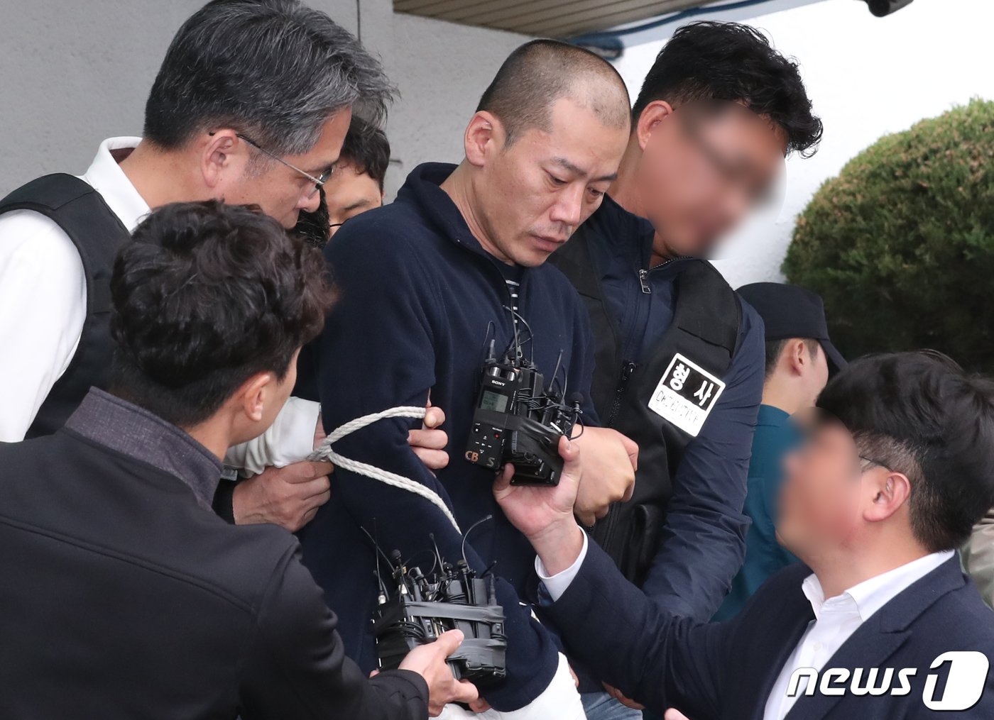 본문 이미지 - 경남 진주시 가좌동 한 아파트에서 이달 17일 오전 4시 30분께 발생한 방화·묻지마 살인 사건의 피의자인 40대 남성 안 모(43)씨가 19일 오후 진주경찰서에서 나오고 있다. 2019.4.19/뉴스1 ⓒ News1 여주연 기자