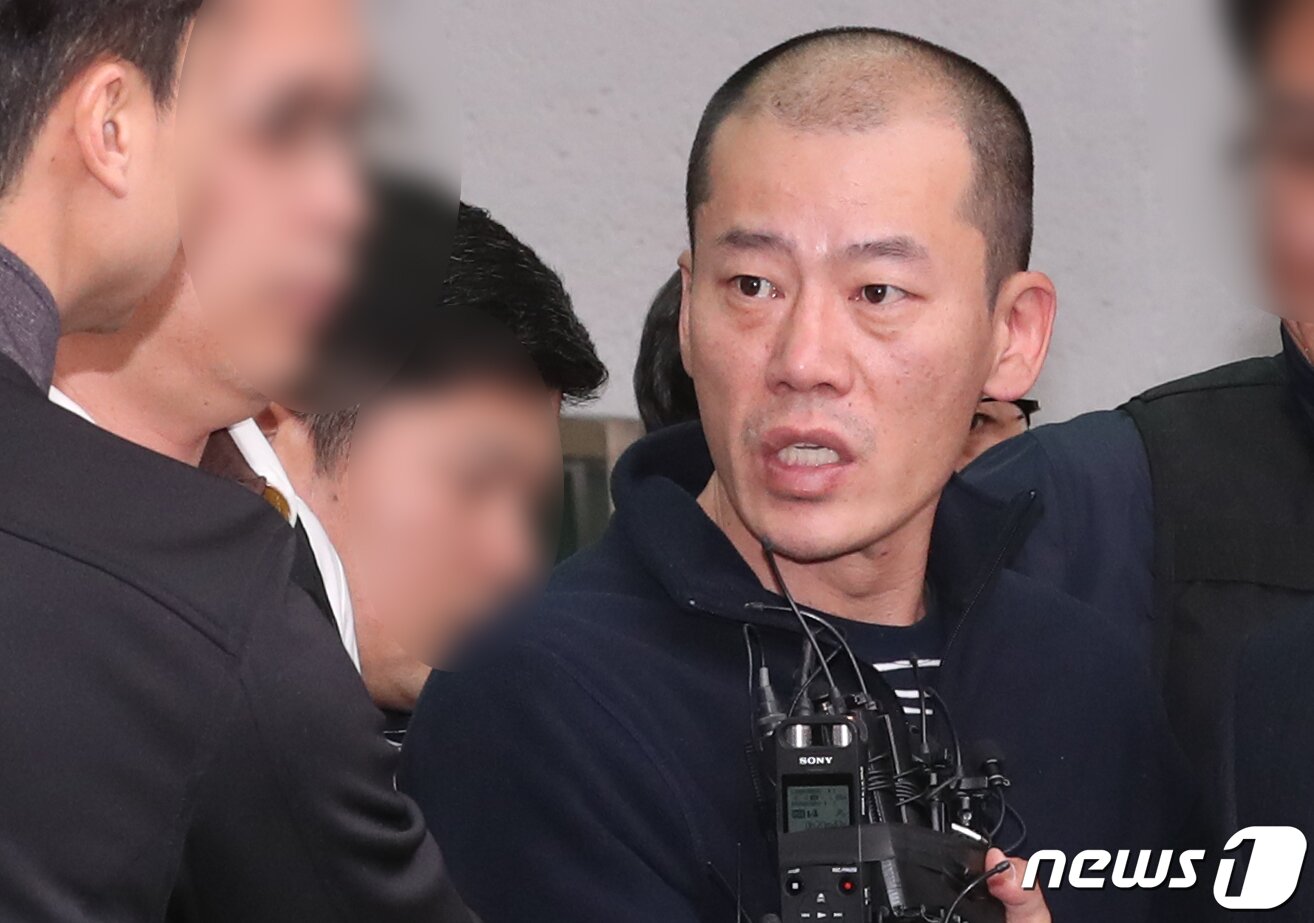 본문 이미지 - 경남 진주시 가좌동 한 아파트에서 이달 17일 오전 4시 30분께 발생한 방화·묻지마 살인 사건의 피의자인 40대 남성 안인득(43)씨가 지난 4월 19일 오후 진주경찰서에서 나오고 있다. 2019.4.19/뉴스1 ⓒ News1 여주연 기자
