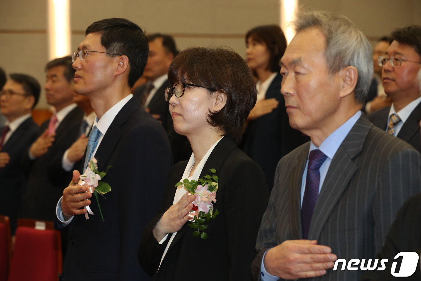 본문 이미지 - &#40;왼쪽부터&#41; 문형배·이미선 신임 헌법재판관이 19일 오후 서울 종로구 헌법재판소에서 열린 취임식에서 국민의례를 하고 있다.2019.4.19/뉴스1 ⓒ News1 이승배 기자