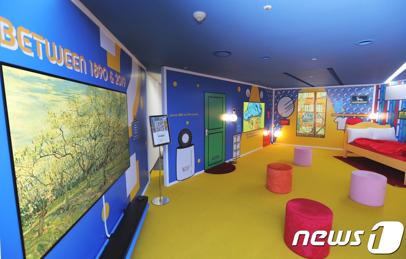 본문 이미지 - LG디스플레이가 4월19일부터 8월25일까지 우정아트센터에서 열리는 '빈센트 반 고흐를 만나다' 전시장 내부에 고흐의 '푸른색 방'을 OLED TV를 활용해 현대적인 컨셉으로 재해석한 디지털 갤러리를 특별전시관을 만들었다.(LG디스플레이 제공)ⓒ 뉴스1