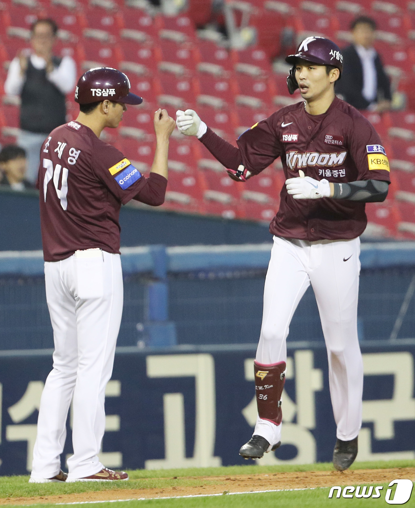 (서울=뉴스1) 오장환 기자 = 19일 오후 서울 송파구 잠실야구장에서 열린 프로야구 '2019 신한은행 MY CAR KBO 리그' 키움 히어로즈와 LG 트윈스의 경기 2회초 2사 …