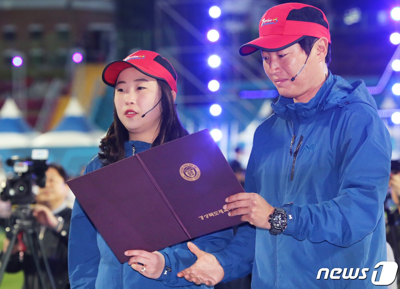 본문 이미지 - 19일 경북 경산시민운동장에서 열린 제57회 경북도민체육대회 개회식에서 심판 대표가 선서를 하고 있다. ‘희망도시 경산에서 하나되는 경북의 힘!’이라는 슬로건 아래 오는 22일까지 나흘간 열전에 돌입하는 이번 도민체전에는 경북도내 23개 시·군 1만2000여 명의 선수단(선수 8600명·임원 3500명)이 육상, 테니스, 레슬링 등 총 26개 종목에 출전해 고장의 명예를 걸고 열띤 경쟁을 펼친다. 2019.4.19/뉴스1 ⓒ News1 정우용 기자