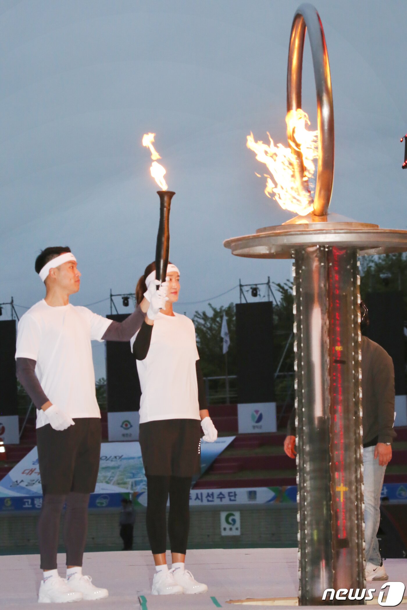본문 이미지 - 19일 경북 경산시민운동장에서 열린 제57회 경북도민체육대회 개회식에서 최종주자가 성화에 불을 붙이고 있다. ‘희망도시 경산에서 하나되는 경북의 힘!’이라는 슬로건 아래 오는 22일까지 나흘간 열전에 돌입하는 이번 도민체전에는 경북도내 23개 시·군 1만2000여 명의 선수단(선수 8600명·임원 3500명)이 육상, 테니스, 레슬링 등 총 26개 종목에 출전해 고장의 명예를 걸고 열띤 경쟁을 펼친다. 2019.4.19/뉴스1 ⓒ News1 정우용 기자