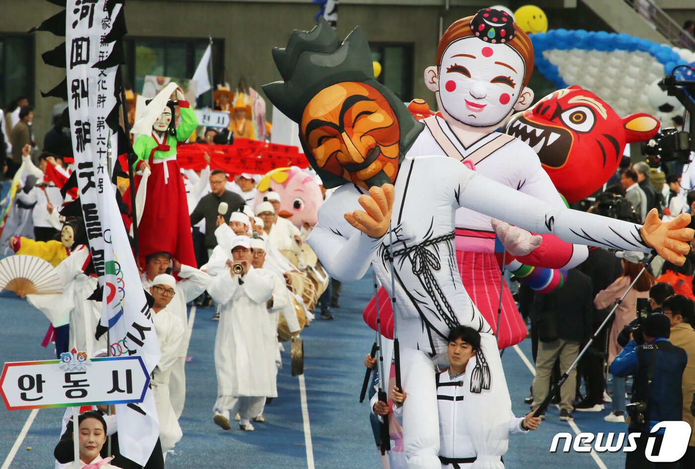 본문 이미지 - 19일 경북 경산시민운동장에서 열린 제57회 경북도민체육대회 개회식에 참여한 23개 시·군 선수단이 다양한 퍼포먼스와 함께 입장하고 있다. ‘희망도시 경산에서 하나되는 경북의 힘!’이라는 슬로건 아래 오는 22일까지 나흘간 열전에 돌입하는 이번 도민체전에는 경북도내 23개 시·군 1만2000여 명의 선수단(선수 8600명·임원 3500명)이 육상, 테니스, 레슬링 등 총 26개 종목에 출전해 고장의 명예를 걸고 열띤 경쟁을 펼친다. 2019.4.19/뉴스1 ⓒ News1 정우용 기자