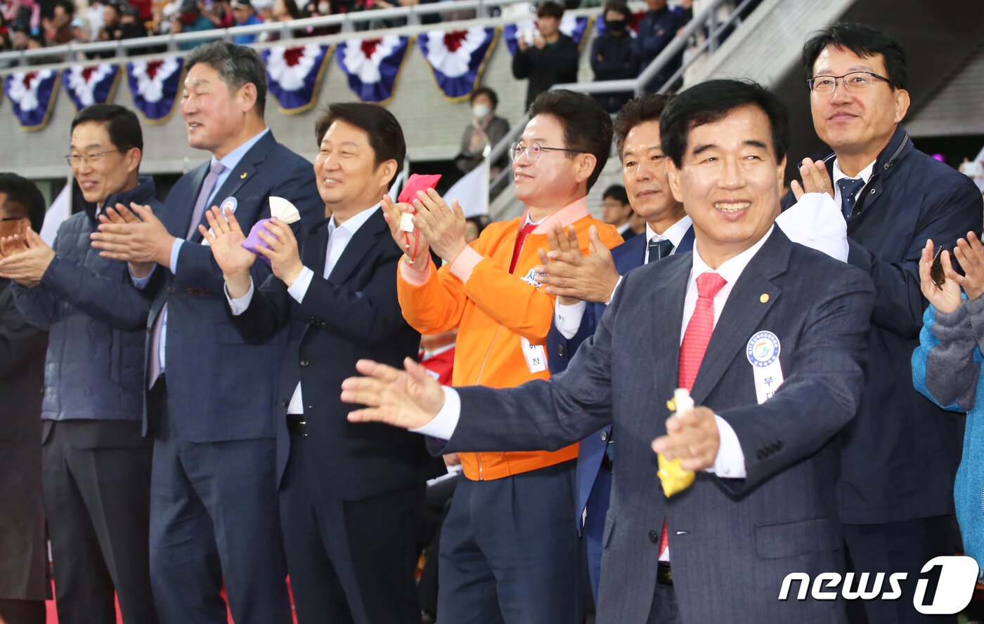 본문 이미지 - 19일 경북 경산시민운동장에서 열린 제57회 경북도민체육대회 개회식에 참석한 내빈들이 선수단 입장을 환영하고 있다. ‘희망도시 경산에서 하나되는 경북의 힘!’이라는 슬로건 아래 오는 22일까지 나흘간 열전에 돌입하는 이번 도민체전에는 경북도내 23개 시·군 1만2000여 명의 선수단(선수 8600명·임원 3500명)이 육상, 테니스, 레슬링 등 총 26개 종목에 출전해 고장의 명예를 걸고 열띤 경쟁을 펼친다. 2019.4.19/뉴스1 ⓒ News1 정우용 기자