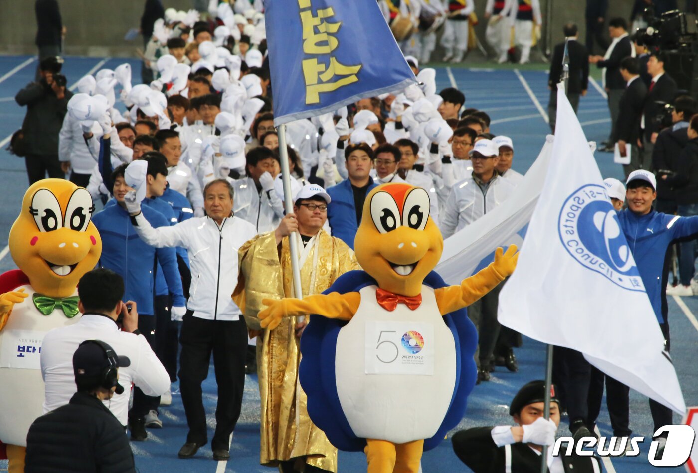 본문 이미지 - 19일 경북 경산시민운동장에서 열린 제57회 경북도민체육대회 개회식에 참여한 23개 시·군 선수단이 다양한 퍼포먼스와 함께 입장하고 있다. ‘희망도시 경산에서 하나되는 경북의 힘!’이라는 슬로건 아래 오는 22일까지 나흘간 열전에 돌입하는 이번 도민체전에는 경북도내 23개 시·군 1만2000여 명의 선수단(선수 8600명·임원 3500명)이 육상, 테니스, 레슬링 등 총 26개 종목에 출전해 고장의 명예를 걸고 열띤 경쟁을 펼친다. 2019.4.19/뉴스1 ⓒ News1 정우용 기자