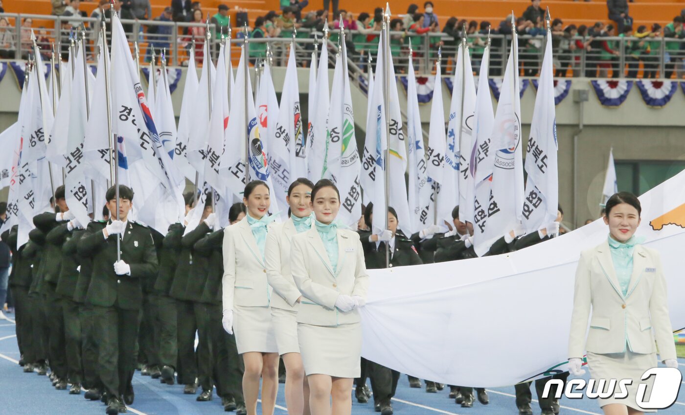 본문 이미지 - 19일 경북 경산시민운동장에서 열린 제57회 경북도민체육대회 개회식에서 기수단이 입장하고 있다. ‘희망도시 경산에서 하나되는 경북의 힘!’이라는 슬로건 아래 오는 22일까지 나흘간 열전에 돌입하는 이번 도민체전에는 경북도내 23개 시·군 1만2000여 명의 선수단(선수 8600명·임원 3500명)이 육상, 테니스, 레슬링 등 총 26개 종목에 출전해 고장의 명예를 걸고 열띤 경쟁을 펼친다. 2019.4.19/뉴스1 ⓒ News1 정우용 기자