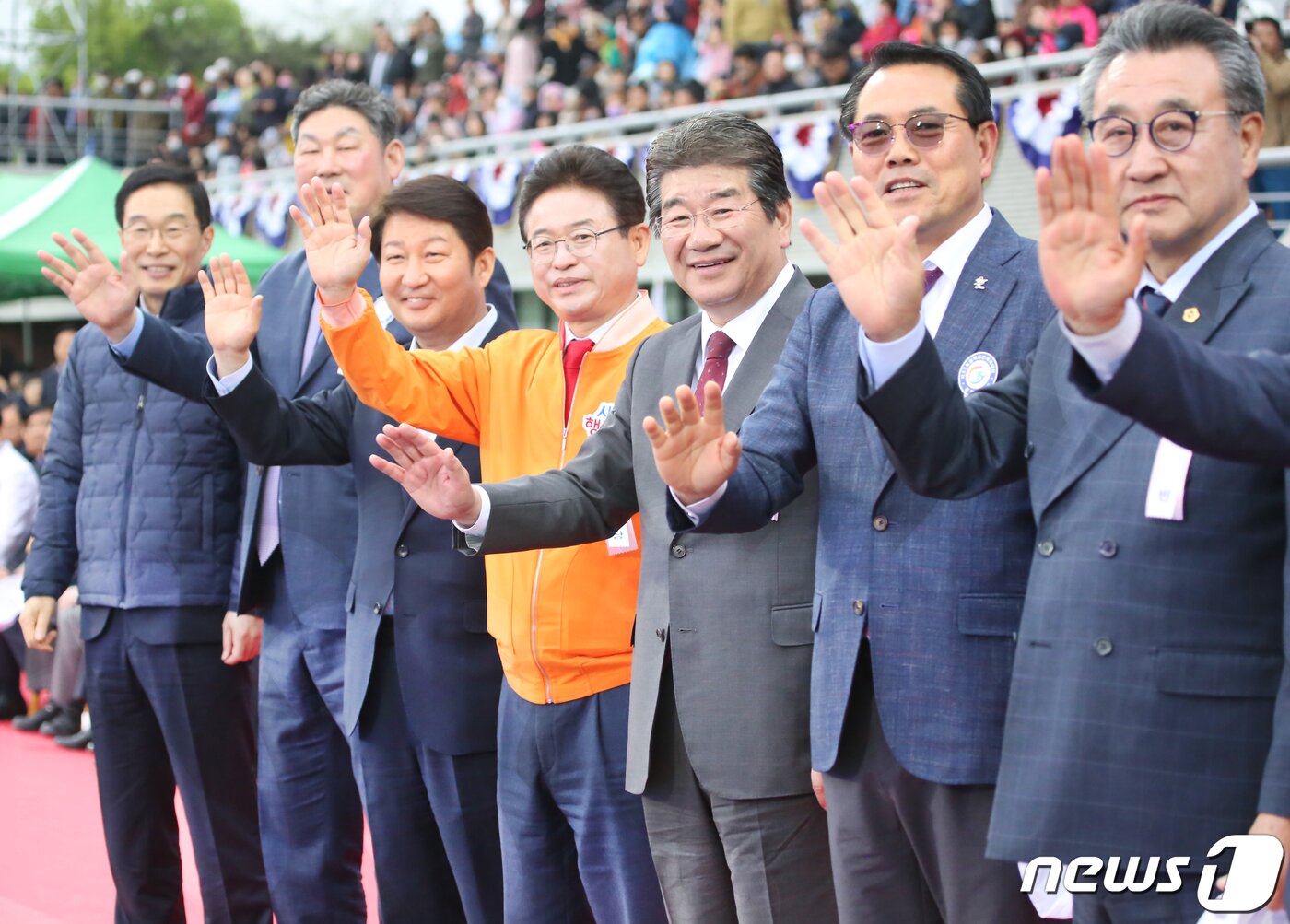본문 이미지 - 19일 경북 경산시민운동장에서 열린 제57회 경북도민체육대회 개회식에 참석한 내빈들이 선수단 입장을 환영하고 있다. ‘희망도시 경산에서 하나되는 경북의 힘!’이라는 슬로건 아래 오는 22일까지 나흘간 열전에 돌입하는 이번 도민체전에는 경북도내 23개 시·군 1만2000여 명의 선수단(선수 8600명·임원 3500명)이 육상, 테니스, 레슬링 등 총 26개 종목에 출전해 고장의 명예를 걸고 열띤 경쟁을 펼친다. 2019.4.19/뉴스1 ⓒ News1 정우용 기자