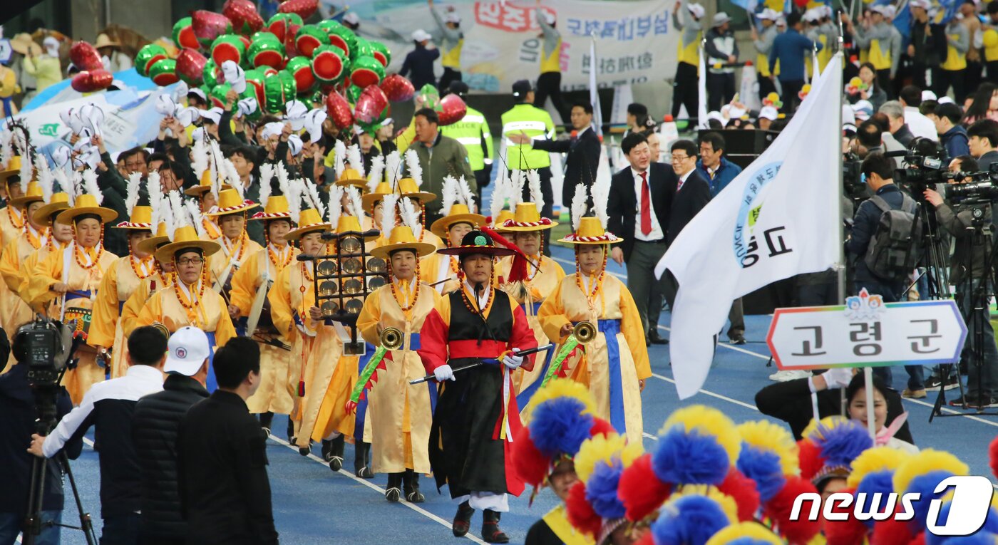 본문 이미지 - 19일 경북 경산시민운동장에서 열린 제57회 경북도민체육대회 개회식에 참여한 23개 시·군 선수단이 다양한 퍼포먼스와 함께 입장하고 있다. ‘희망도시 경산에서 하나되는 경북의 힘!’이라는 슬로건 아래 오는 22일까지 나흘간 열전에 돌입하는 이번 도민체전에는 경북도내 23개 시·군 1만2000여 명의 선수단(선수 8600명·임원 3500명)이 육상, 테니스, 레슬링 등 총 26개 종목에 출전해 고장의 명예를 걸고 열띤 경쟁을 펼친다. 2019.4.19/뉴스1 ⓒ News1 정우용 기자