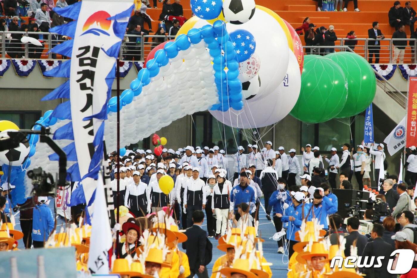 본문 이미지 - 19일 경북 경산시민운동장에서 열린 제57회 경북도민체육대회 개회식에 참여한 23개 시·군 선수단이 다양한 퍼포먼스와 함께 입장하고 있다. ‘희망도시 경산에서 하나되는 경북의 힘!’이라는 슬로건 아래 오는 22일까지 나흘간 열전에 돌입하는 이번 도민체전에는 경북도내 23개 시·군 1만2000여 명의 선수단(선수 8600명·임원 3500명)이 육상, 테니스, 레슬링 등 총 26개 종목에 출전해 고장의 명예를 걸고 열띤 경쟁을 펼친다. 2019.4.19/뉴스1 ⓒ News1 정우용 기자
