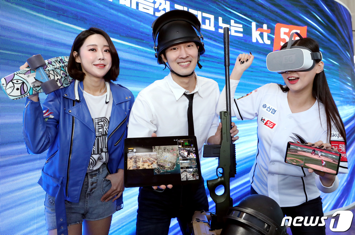 (서울=뉴스1) 박정호 기자 = 2일 오전 서울 광화문 KT 스퀘어에서 모델들이 5G 서비스를 체험ㆍ소개하고 있다.KT는 국내 데이터 완전 무제한, 해외 톡 무제한 요금제인 베이직 …