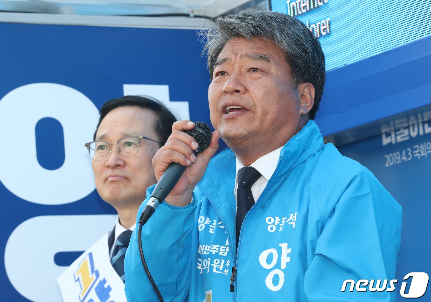 본문 이미지 - 양문석 통영·고성 보궐선거 후보가 2일 오후 경남 통영시 중앙동의 한 거리에서 지지호소를 하고 있다. 2019.4.2/뉴스1 ⓒ News1 여주연 기자