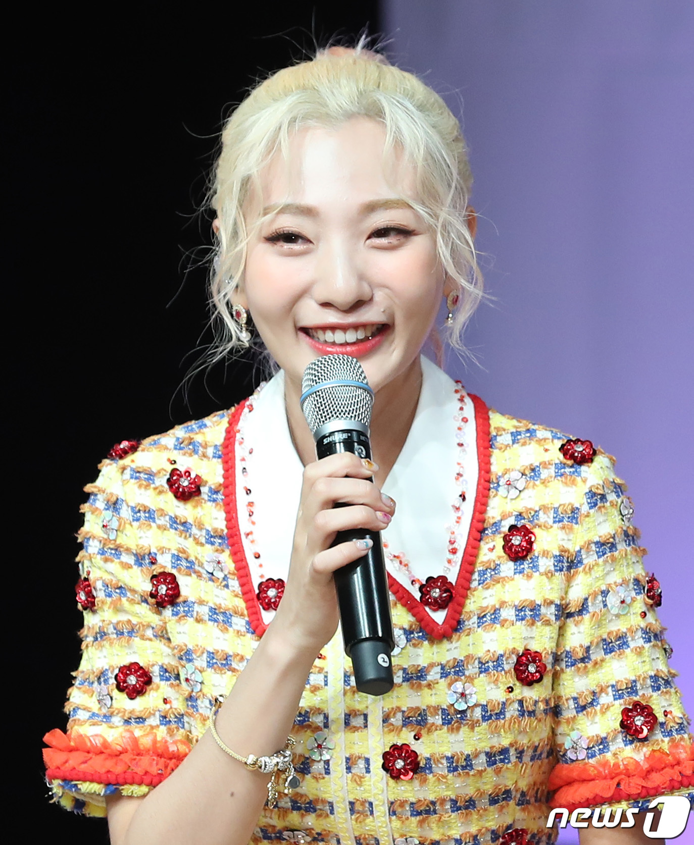 (서울=뉴스1) 권현진 기자 = 볼빨간사춘기 안지영이 2일 오후 서울 청담동 일지아트홀에서 그룹 볼빨간사춘기 새 미니앨범 '사춘기집1 꽃기운' 발매 기념 쇼케이스에 참석해 인사말을 …