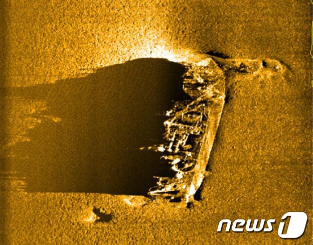 본문 이미지 - 지난 2019년 당시 수중 탐색을 통해 발견된 72정 추정 선체 해저면 영상자료.&#40;속초해경 제공, 재판매 및 DB 금지&#41;