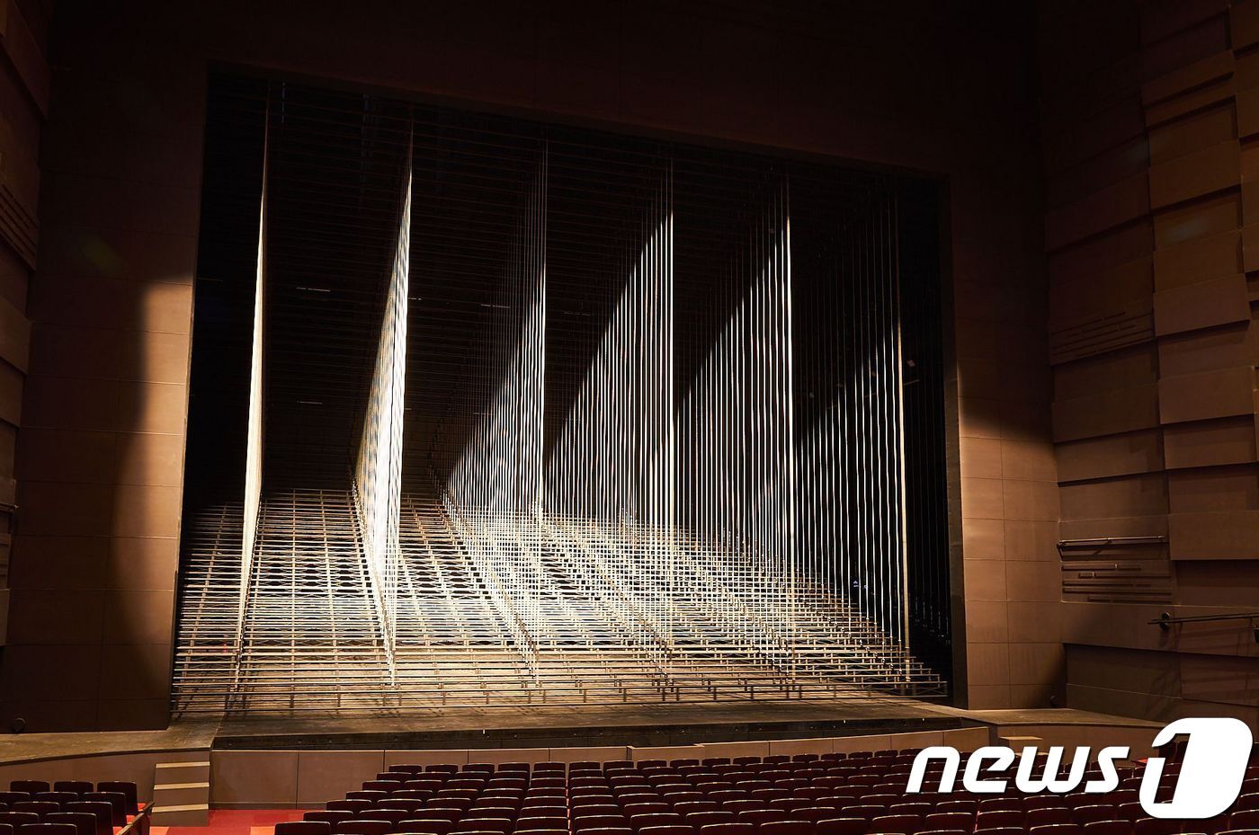 본문 이미지 - 부산 최초 뮤지컬전용 '드림씨어터' 무대 배튼 전경ⓒ 뉴스1