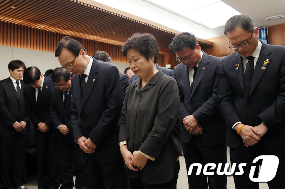 민주당 지도부, 고 김홍일 전 의원 빈소 찾아 조문