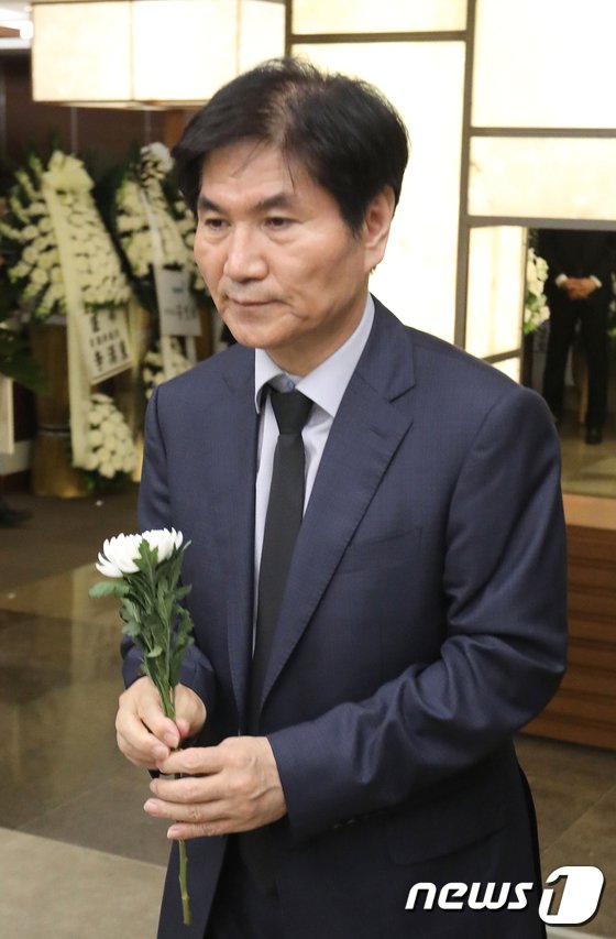 고 김홍일 전 의원 빈소 찾아 조문하는 이용선 시민사회수석