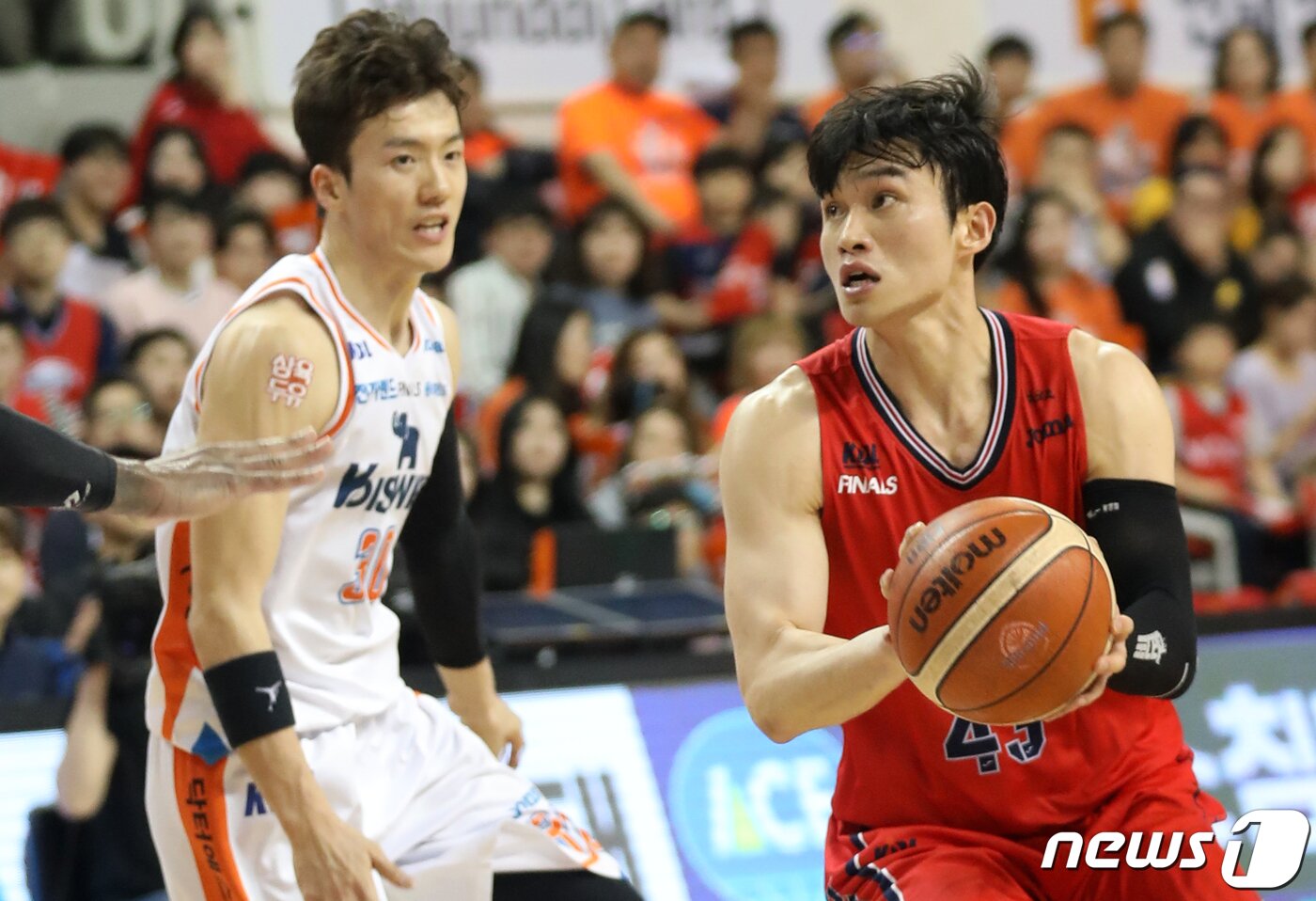 본문 이미지 - 21일 울산 동천체육관에서 열린 2018-2019 SKT 5GX 프로농구 챔피언 결정전 5차전 울산 현대모비스와 인천 전자랜드의 경기에서 모비스 이대성이 드리블을 하고 있다. 2019.4.21/뉴스1 ⓒ News1 조민주 기자