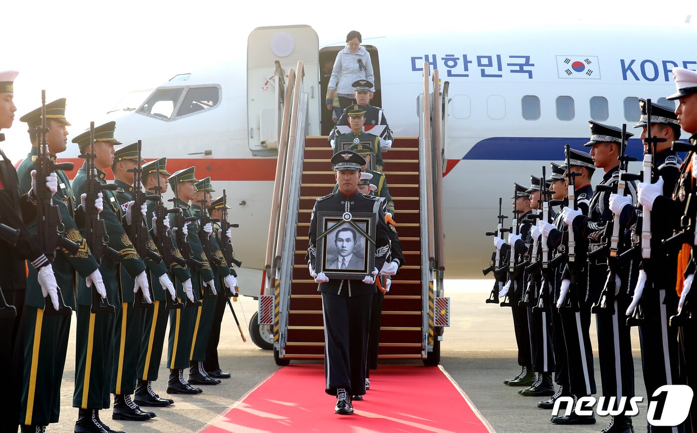 본문 이미지 - 카자흐스탄에 잠들었던 독립지사 계봉우(건국훈장 독립장), 황운정 선생(건국훈장 애족장)과 배우자 등 유해 4위가 22일 경기도 성남시 서울공항에서 봉환되고 있다. 유해 4위는 카자흐스탄의 수도 누르술탄을 출발해 대통령 전용기인 공군2호기에 실려 서울공항에 도착, 국립묘지에 안장될 예정이다. 2019.4.22/뉴스1 ⓒ News1 구윤성 기자