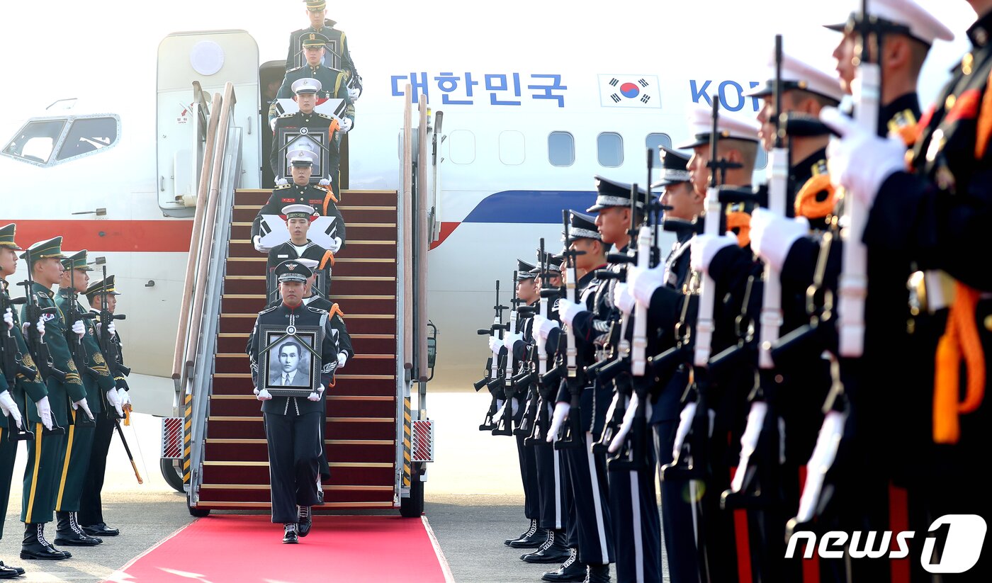 본문 이미지 - 독립지사 계봉우·황운정 선생과 배우자 등 유해 4위가 지난 2019년 4월22일 '공군 2호기'에 실려 경기도 성남시 서울공항으로 봉환되고 있다.(자료사진)2019.4.22/뉴스1 ⓒ News1 구윤성 기자