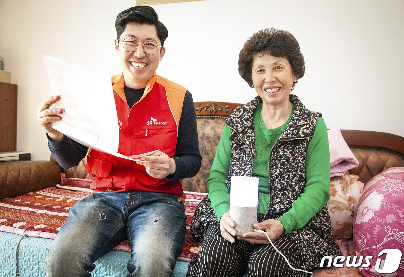 본문 이미지 - SK텔레콤이 음성인식 AI 스피커 '누구'를 독거 어르신들에게 보급해 돌봄 서비스를 제공한다. SK텔레콤은 지방자치단체, 사회적 기업과 함께 사회적 취약계층 대상 ICT 연계 복지 서비스 제공에 나선다고 밝혔다.(SK텔레콤 제공) 2019.4.22/뉴스1
