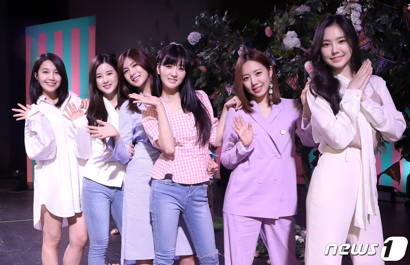 본문 이미지 - 서울 광진구 세종대학교. 에이핑크 정은지(왼쪽부터), 박초롱, 오하영, 윤보미, 김남주, 손나은. 뉴스1 8주년 창간인터뷰./뉴스1 ⓒ News1 권현진 기자