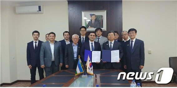 본문 이미지 - 한국지질자원연구원 김복철 원장(맨 오른쪽에서 2번째)과 우즈벡 국가지질자원위원회 아잠 아리쉐로비치 부위원장 등이,기념사진을 촬영하고 있다.ⓒ 뉴스1