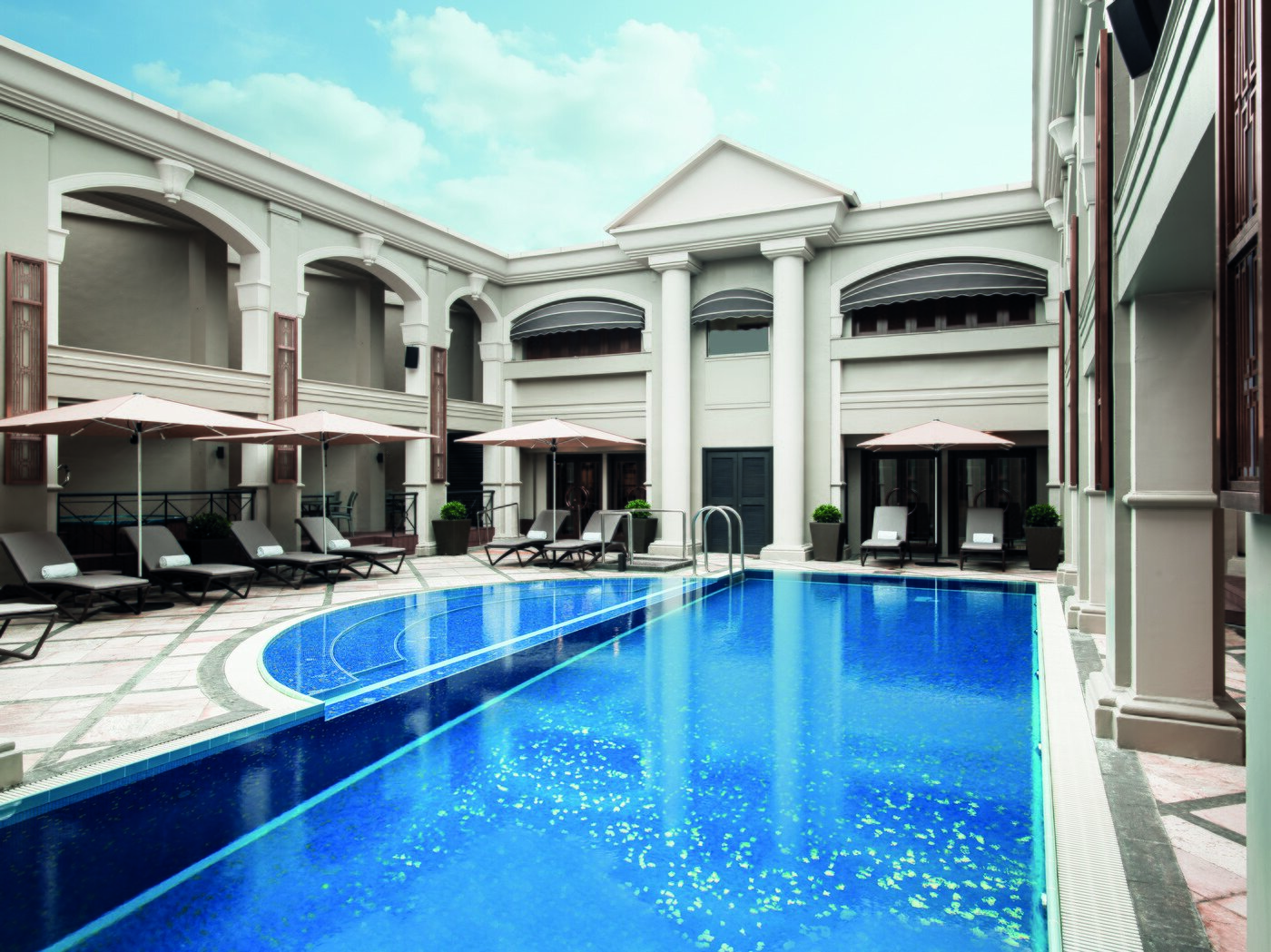 본문 이미지 - 호텔의 옥상 위 수영장