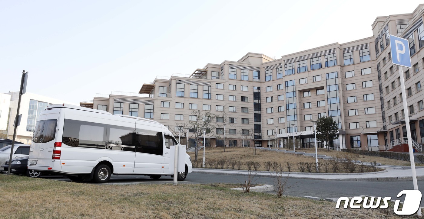 (블라디보스토크(러시아)=뉴스1) 이재명 기자 = 북·러 정상회담을 앞둔 22일(현지시각) 러시아 블라디보스토크에 위치한 극동연방대학교 루스키섬 캠퍼스 숙소의 모습. 이 숙소에는 …