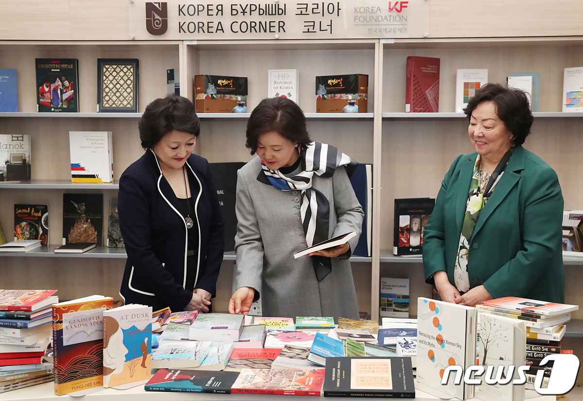 (서울=뉴스1) = 카자흐스탄을 국빈방문 중인 김정숙 여사가 22일(현지시각) 누르술탄 나자르바예프 대학교 도서관 '코리아코너'를 방문해 국내 서적을 살펴보고 있다.(청와대 제공) …