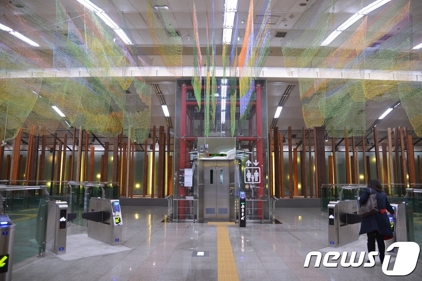 본문 이미지 - 서울 녹사평역 지하에 꾸며진 예술정원(한국관광공사 제공) ⓒ 뉴스1