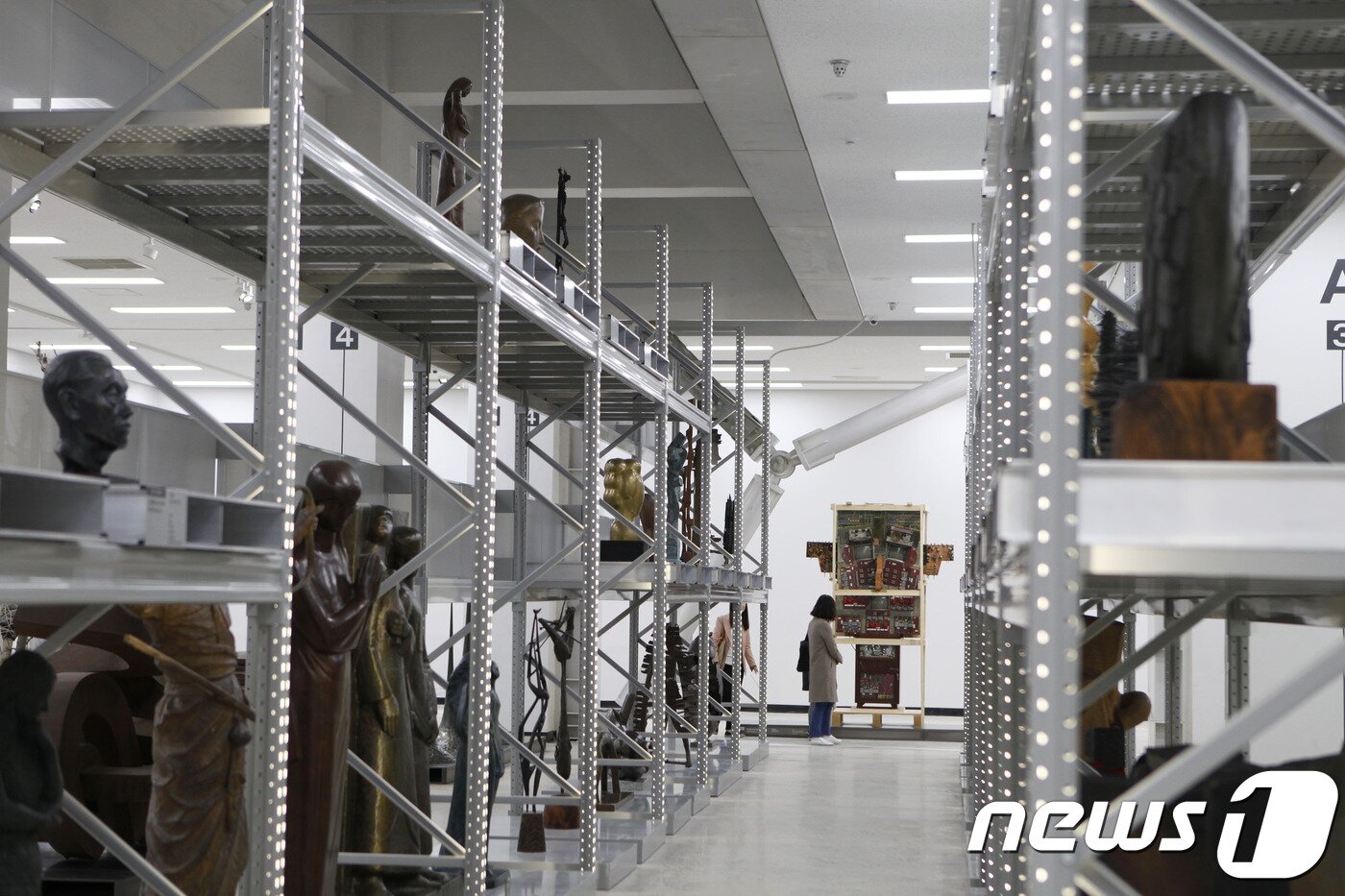 본문 이미지 - 충북 청주시에 위치한 국립현대미술관 청주관 1층 개방수장고(한국관광공사 제공) ⓒ 뉴스1