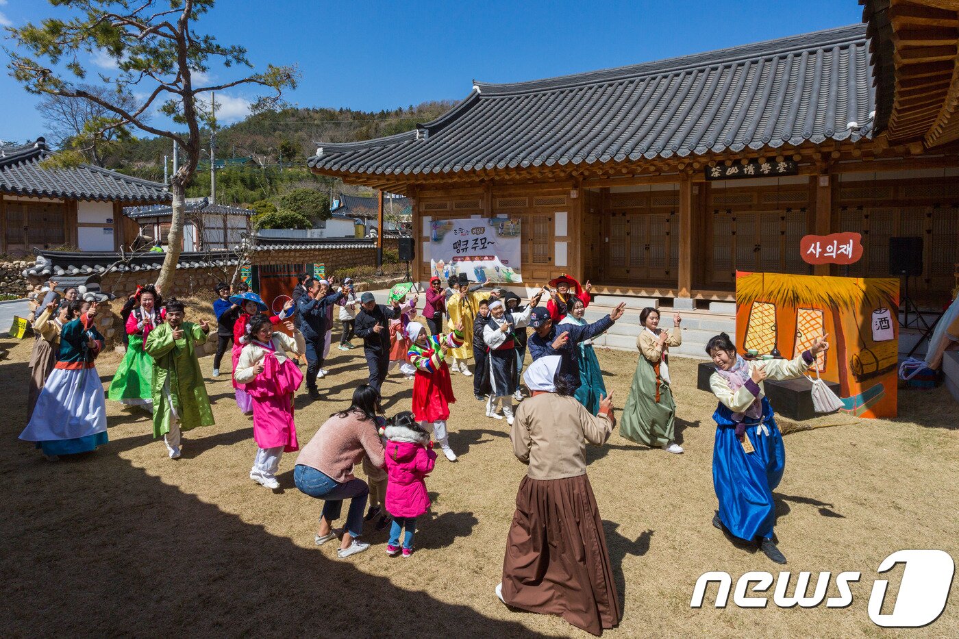 본문 이미지 - 전남 강진군 사의재 저잣거리에서 펼쳐지는 마당극(한국관광공사 제공) ⓒ 뉴스1
