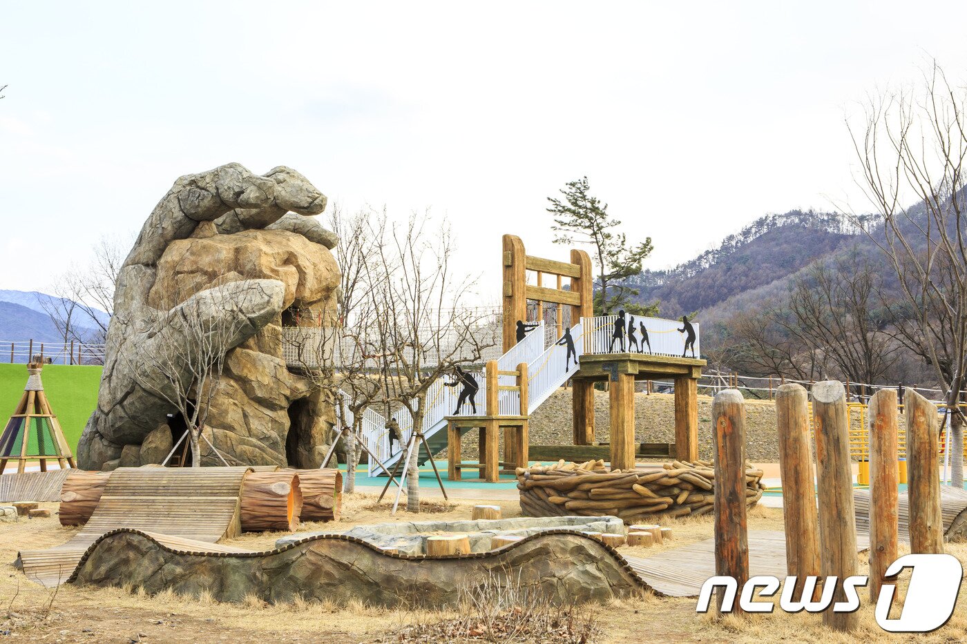 본문 이미지 - 경북 문경시에 위치한 문경에코랄라의 야외시설인 자이언트 포레스트(한국관광공사 제공) ⓒ 뉴스1