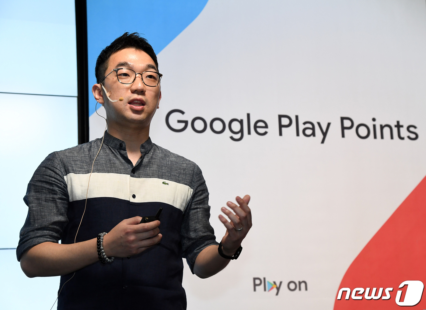 (서울=뉴스1) 민경석 기자 = 장현세 구글플레이 비즈니스 이노베이션 수석부장이 23일 서울 강남구 구글 스타트업 캠퍼스에서 열린 구글플레이 포인트 프로그램 출시 기자간담회에서 인 …
