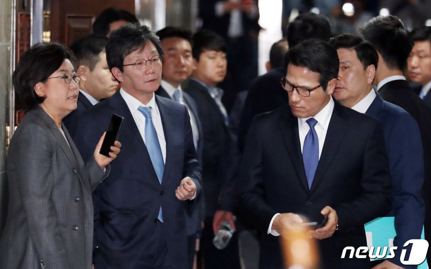 본문 이미지 - 유승민 바른미래당 의원과 정병국 의원이 지난 23일 서울 여의도 국회에서 열린 '패스트트랙 추인' 의원총회를 마치고 회의장 앞에서 대화를 하고 있다.ⓒ News1 김명섭 기자