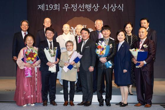 본문 이미지 - 지난 4월 서울 마곡 코오롱 원앤온리타워에서 열린 제19회 우정선행상 시상식(코오롱 제공). ⓒ 뉴스1