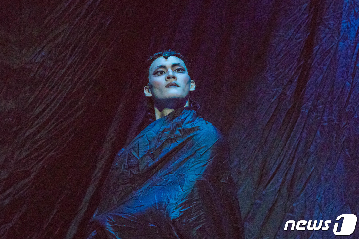 (서울=뉴스1) 박정환 문화전문기자 = 이재우 국립발레단 수석무용수가 23일 서울 예술의전당 오페라극장에서 열린 발레 '잠자는 숲속의 미녀'(이하 잠숲녀) 전막시연에서 열연하고 있 …