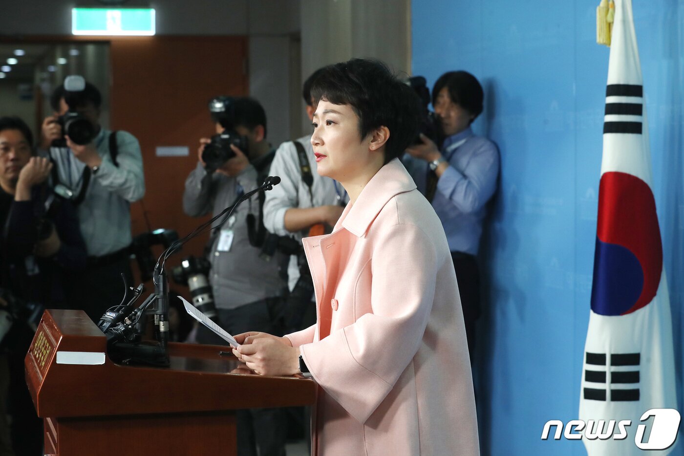 본문 이미지 - 이언주 바른미래당 의원이 23일 오후 서울 여의도 국회 정론관에서 탈당 기자회견을 갖고 있다. 2019.4.23/뉴스1 ⓒ News1 임세영 기자