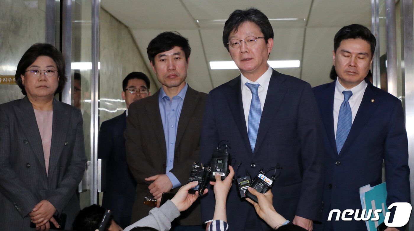 본문 이미지 - 유승민 바른미래당 의원이 23일 서울 여의도 국회에서 열린 '패스트트랙 추인' 의원총회를 마치고 취재진 질문에 답변하고 있다. 2019.4.23/뉴스1 ⓒ News1 김명섭 기자