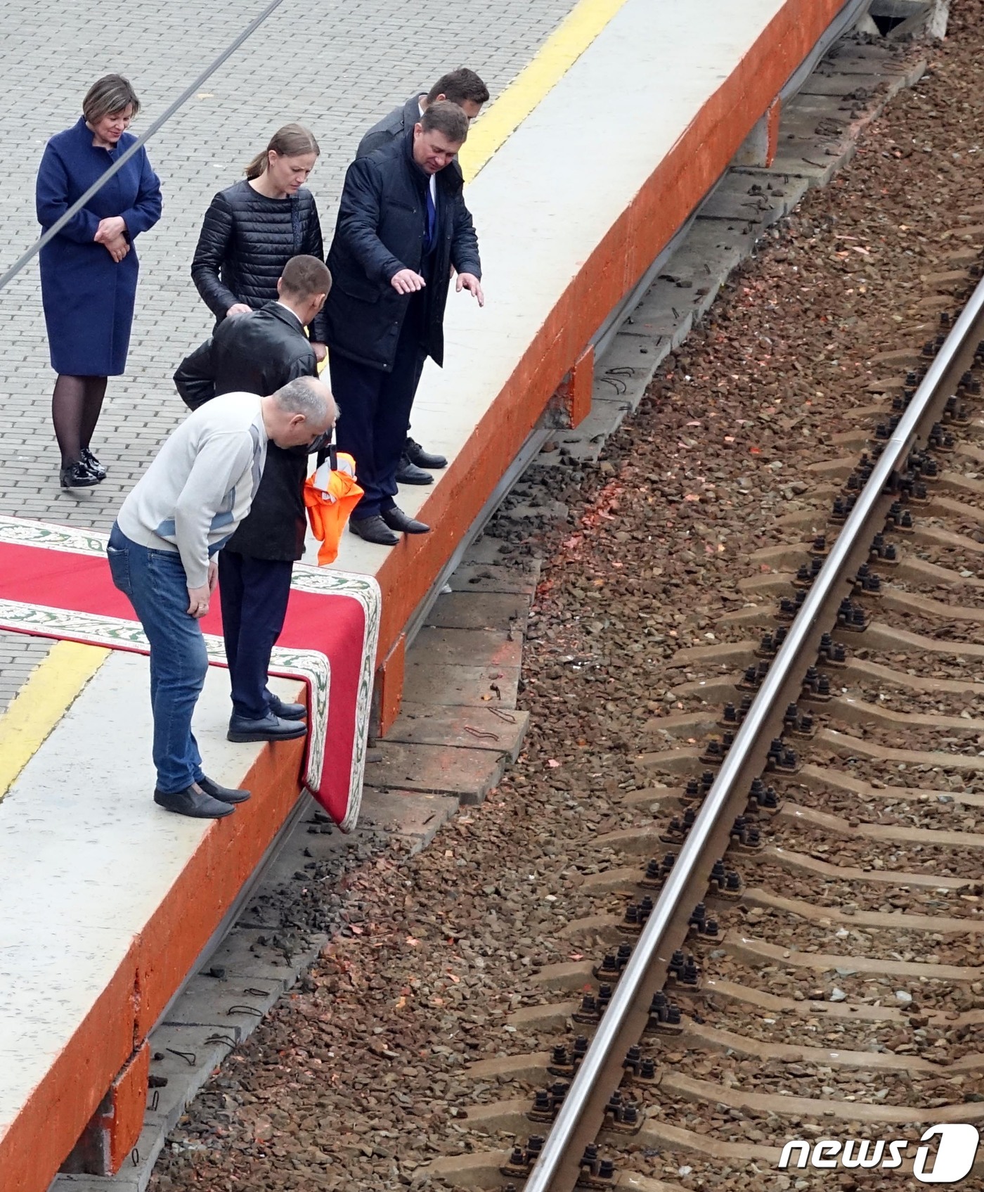 (블라디보스토크(러시아)=뉴스1) 이재명 기자 = 북·러 정상회담을 앞둔 24일(현지시각) 오후 러시아 블라디보스토크역에 레드카펫이 설치되고 있다. 2019.4.24/뉴스1