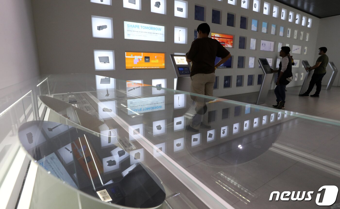 본문 이미지 -  삼성전자가 '반도체 비전 2030'을 발표, 2030년까지 시스템 반도체 분야 연구개발 및 생산시설 확충에 133조원을 투자하고, 전문인력 1만 5000명을 채용한다고 밝혔다. 2019.4.24/뉴스1 ⓒ News1 안은나 기자