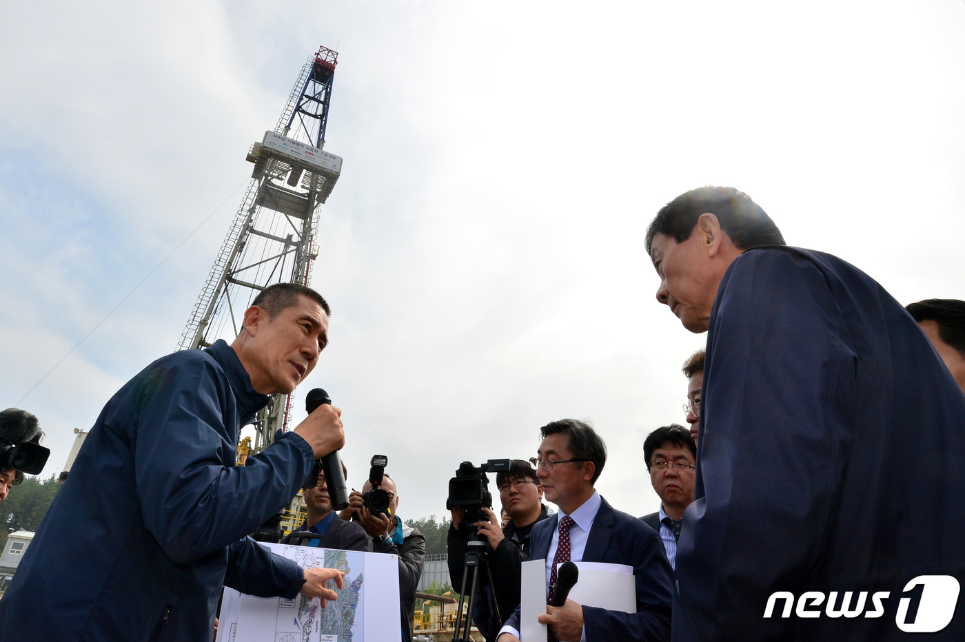 (포항=뉴스1) 최창호 기자 = 진영 행정안전부장관이 24일 오후 경북 포항시 북구 흥해읍 남송리 지열발전소 현장을 방문해 이강덕 포항으로부터 지진 발생 위치 등을 설명듣고 있다. …