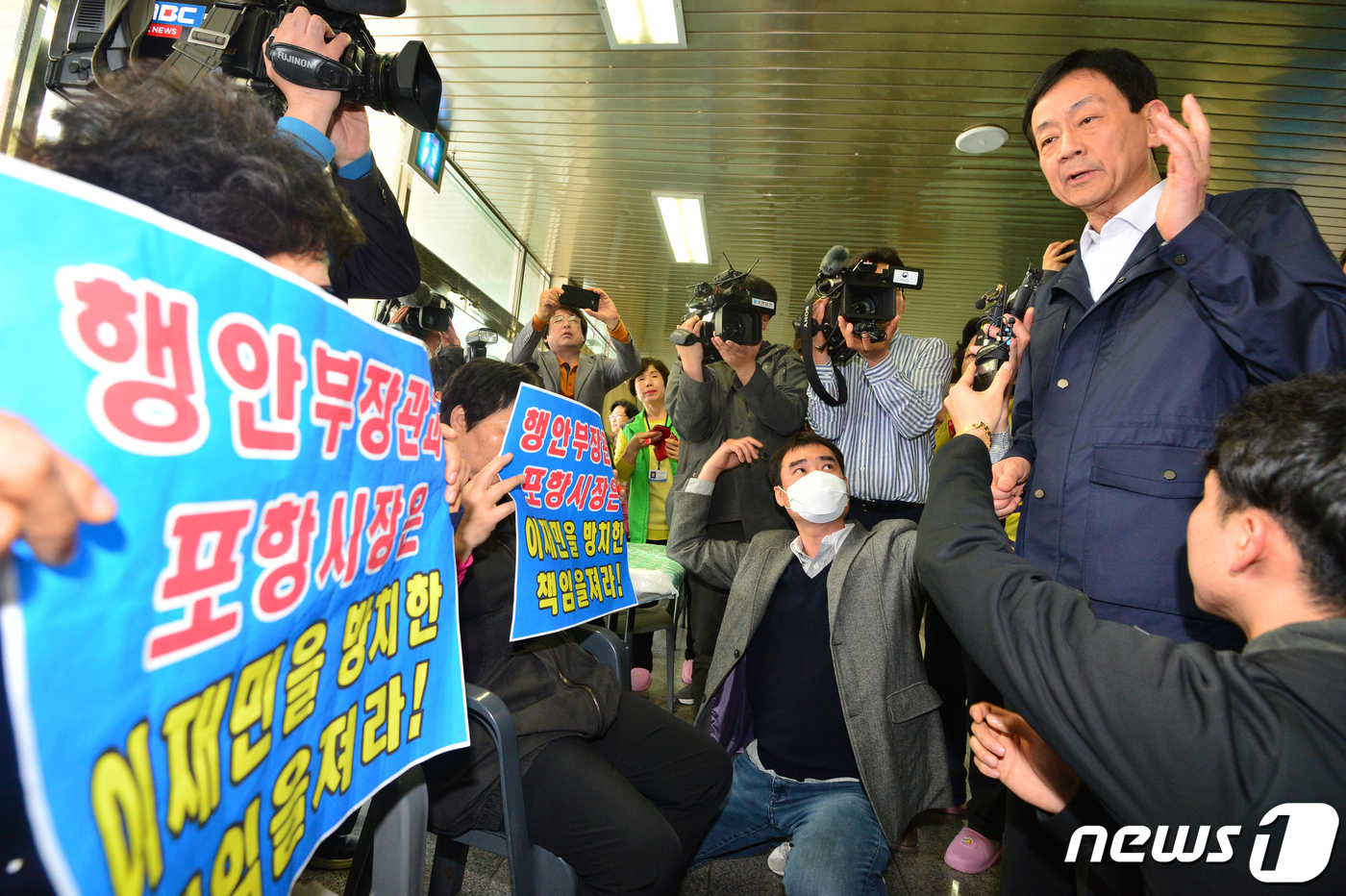 (포항=뉴스1) 최창호 기자 = 진영 행정안전부장관이 24일 오후 경북 포항시 북구 흥해읍 지진피해 이재민 대피소인 흥해실내체육관에서 집으로 빨리 돌아갈 수 있게 해 달라는 이재민 …