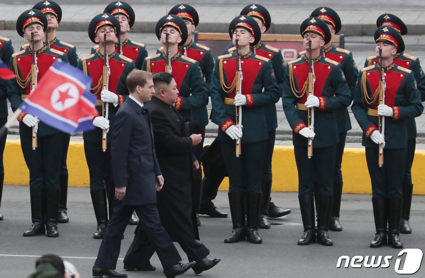 본문 이미지 - 김정은 북한 국무위원장이 24일(현지시각) 오후 북·러 정상회담을 위해 러시아 블라디보스토크역에 도착한 후 러시아 군 의장대를 사열하고 있다. 2019.4.24/뉴스1 ⓒ News1 이재명 기자