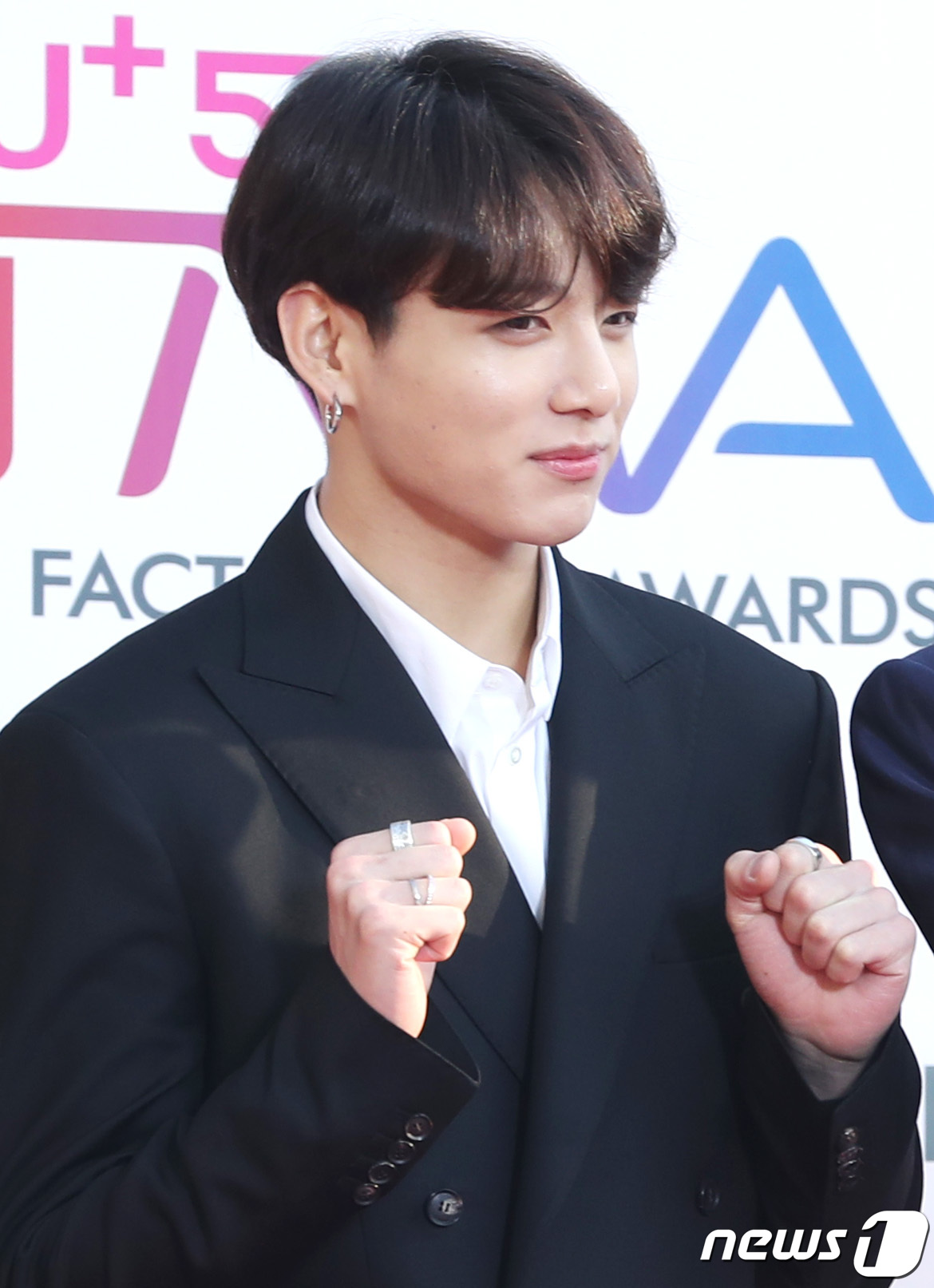 (인천=뉴스1) 권현진 기자 = 방탄소년단(BTS) 정국이 24일 오후 인천광역시 남동구 수산동 남동체육관에서 열린 `U+5G X 더팩트 뮤직 어워즈` 레드카펫 행사에 참석해 진의 …