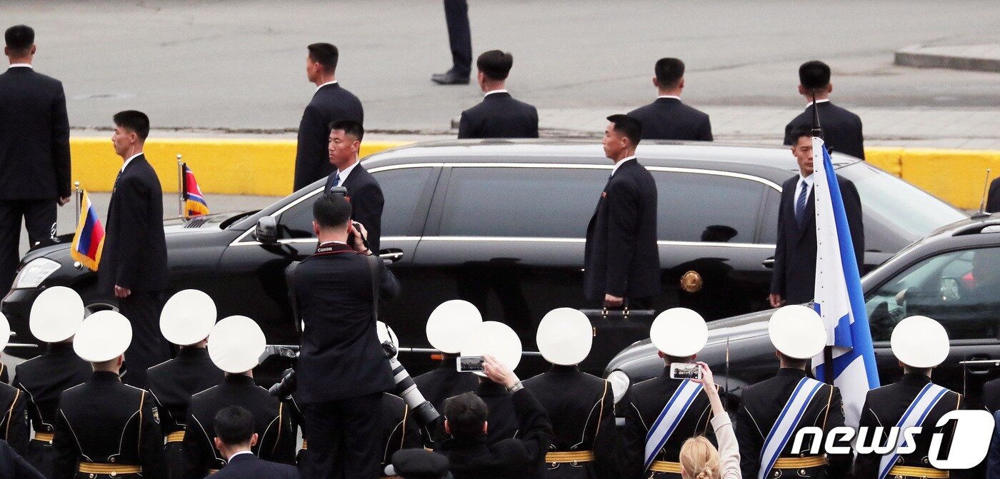 본문 이미지 - 김정은 북한 국무위원장이 24일(현지시각) 오후 북·러 정상회담을 위해 러시아 블라디보스토크역에 도착한 후 극동연방대학으로 떠나고 있다. 2019.4.24/뉴스1 ⓒ News1 이재명 기자