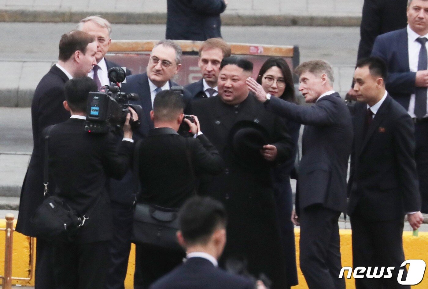 본문 이미지 - 김정은 북한 국무위원장이 24일(현지시각) 오후 북·러 정상회담을 위해 러시아 블라디보스토크역에서 러시아 인사들과 대화하고 있다. 2019.4.24/뉴스1 ⓒ News1 이재명 기자