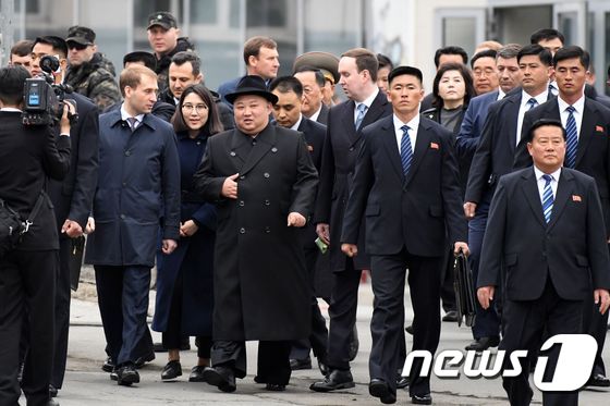 [사진] 블라디보스토크 역 나오는 김정은과 수행원들