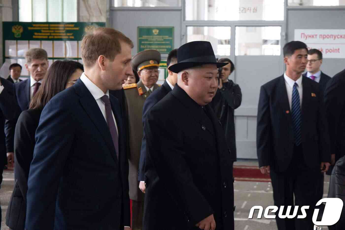 러시아를 방문하는 김정은 북한 국무위원장이 24일 (현지시간) 전용열차 편으로 러시아와 북한의 접경 지역인 하산역에 도착하고 있다. © AFP=뉴스1 © News1 우동명 기자